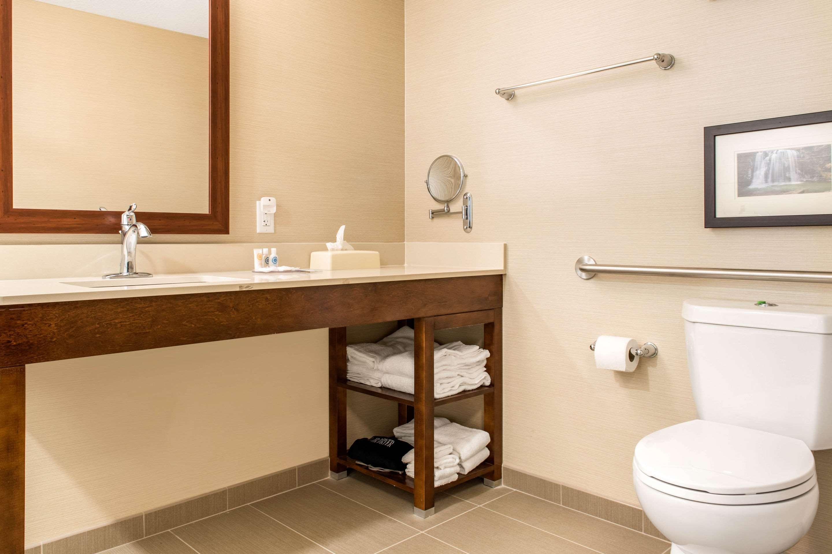 Comfort Suites Columbus Airport Bagian luar foto