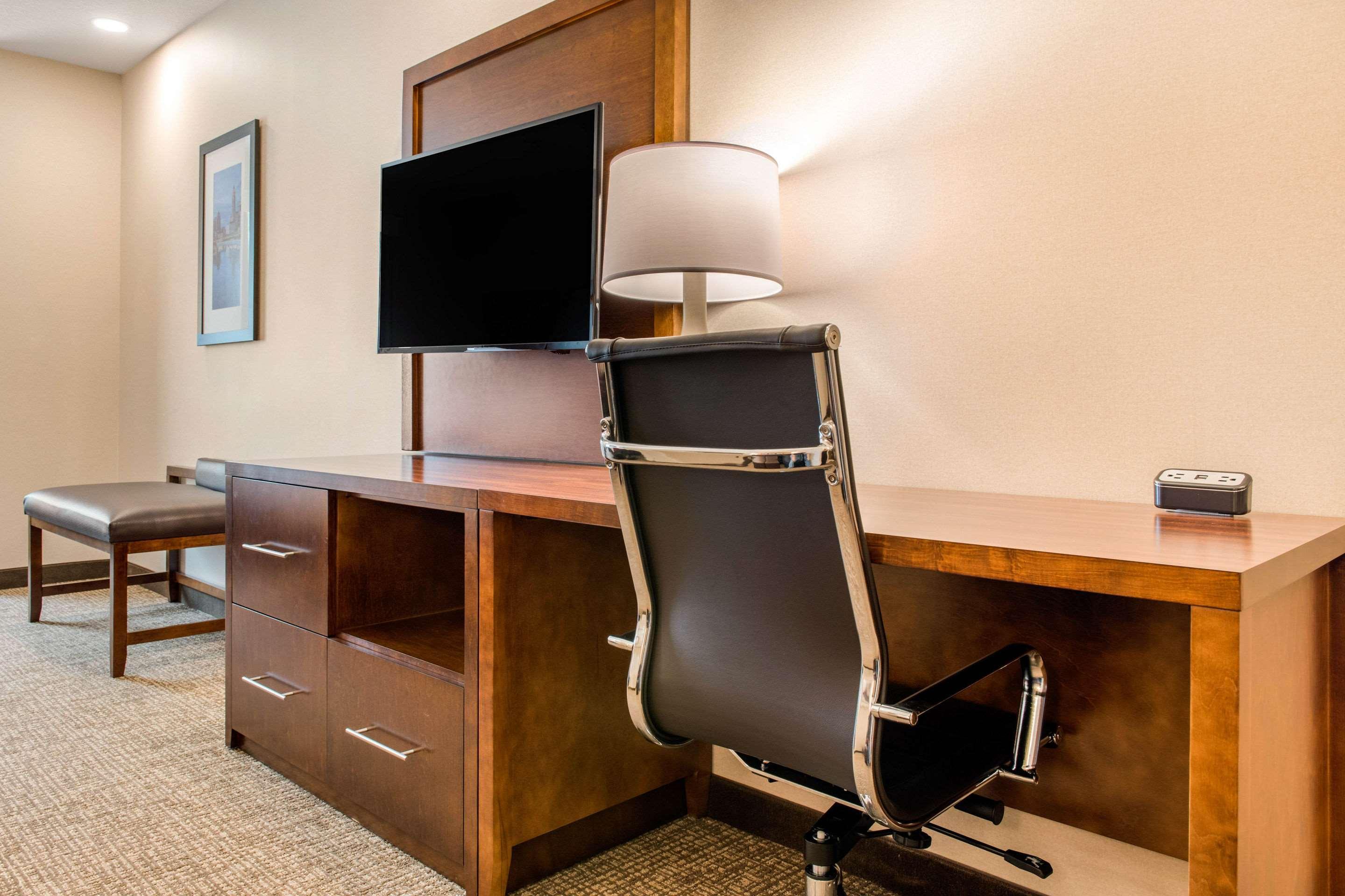 Comfort Suites Columbus Airport Bagian luar foto